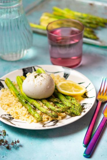 Recette de Salade tiède d'asperges vertes rôties, burrata et boulghour