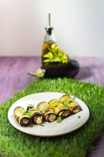 Roulés d’aubergines au houmous, recette facile aux aubergines pour l'apéritif ! Idéal pour un pique nique. Recette foodle.