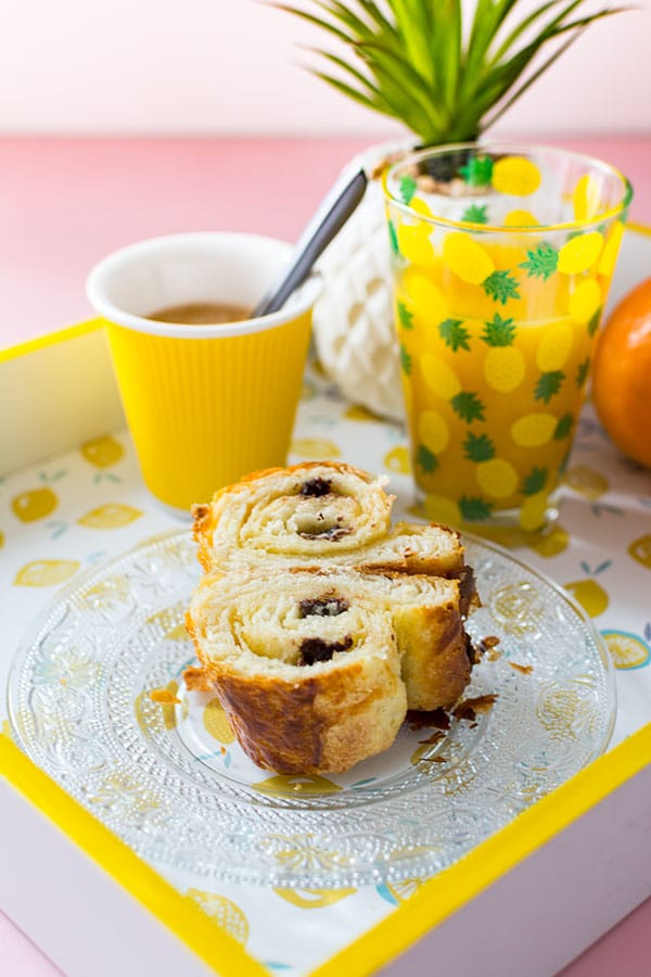 Recette de Pains au chocolat (idéal petit-déjeuner ou brunch), viennoiserie pain au chocolat ou chocolatine, à base de pâte levée feuilletée. Pain au chocolat fait maison simple et rapide !