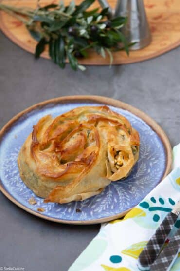 Recette de Spanakopita, tourte grecque végétarienne épinards feta. Une recette facile de Juan Arbelaez.