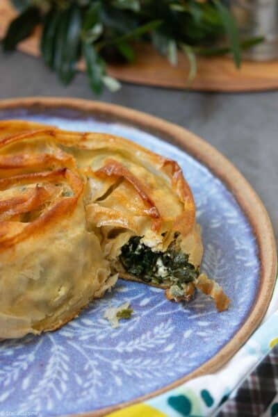 Recette de Spanakopita, tourte grecque végétarienne épinards feta. Une recette facile de Juan Arbelaez.