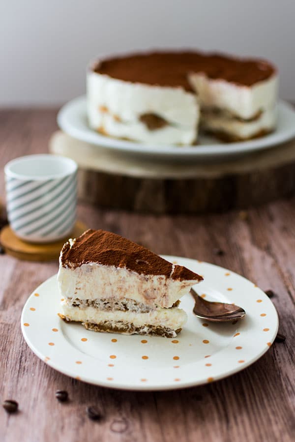 Recette de tiramisu presque parfait, facile et rapide qui se découpe facilement ! Un tiramisu inratable c'est possible avec cette recette express !